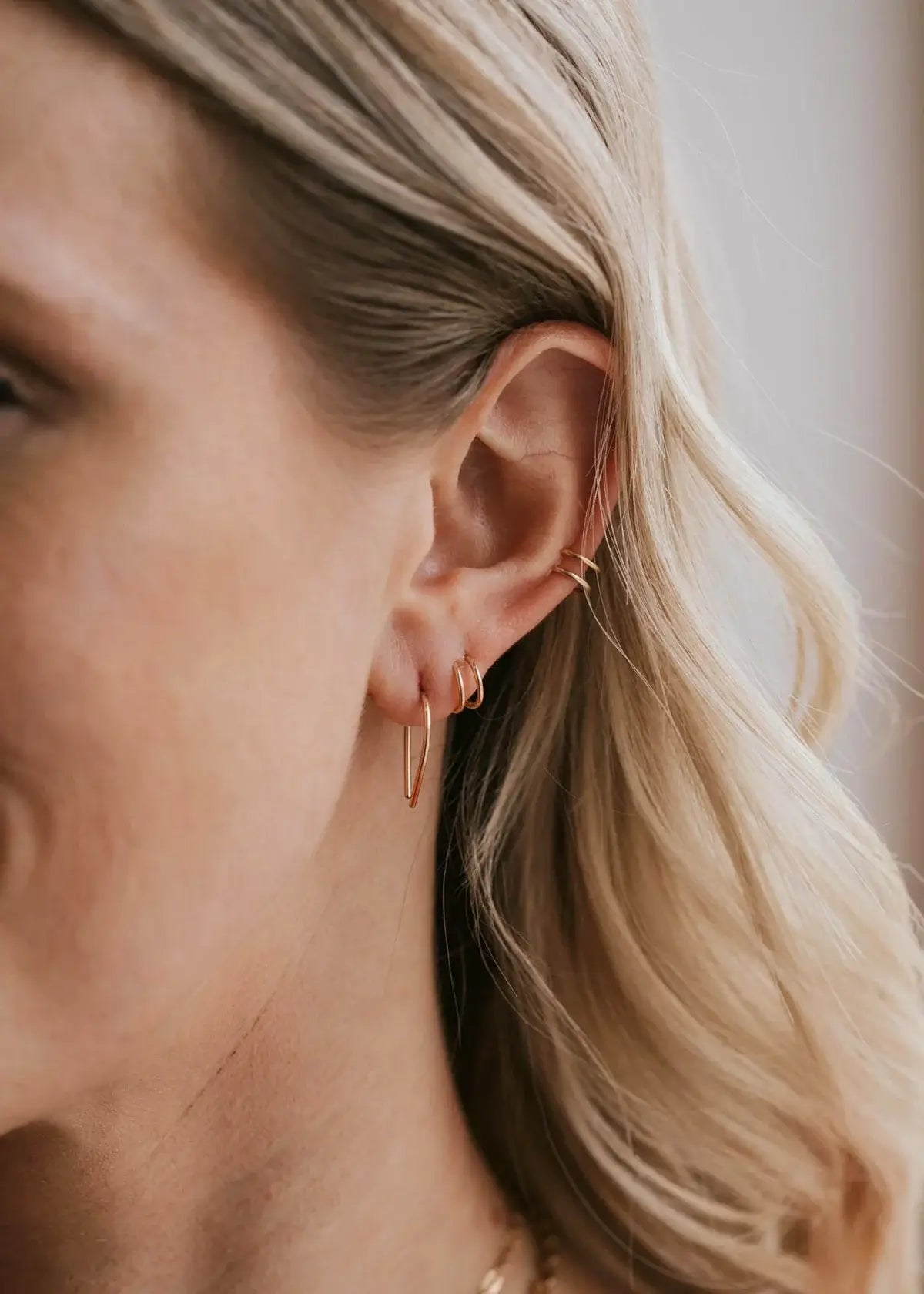 Hello Adorn: Tiny Horseshoe Earrings